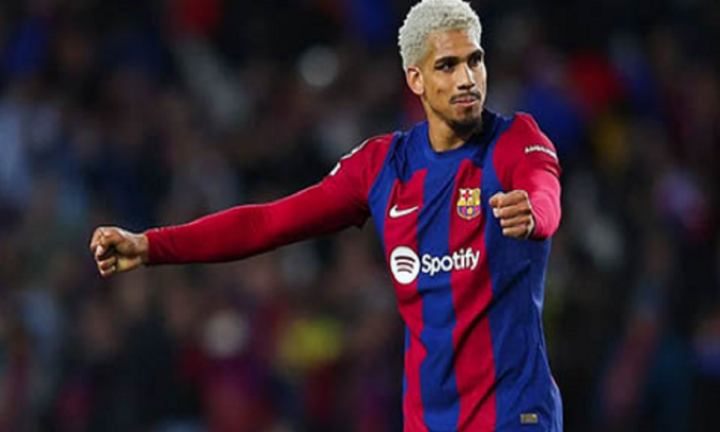Barca hy vọng mang về 80 triệu Euro từ việc bán Ronald Araujo