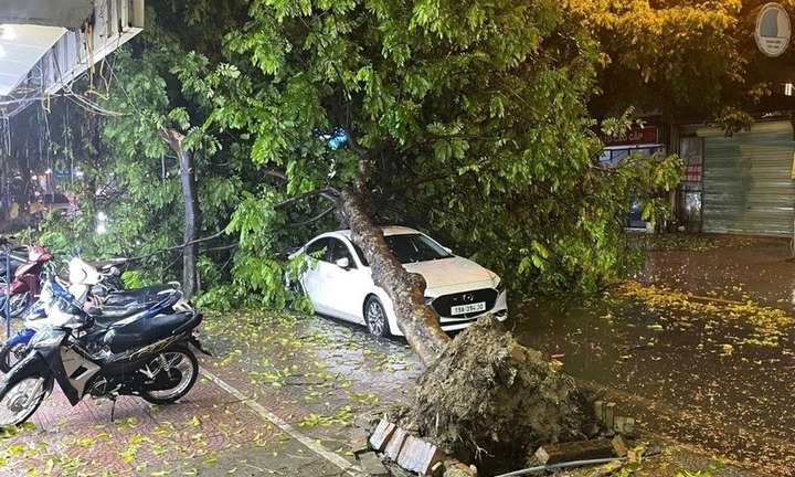 Đường phố Hà Nội ngổn ngang sau trận giông lốc, mưa đá