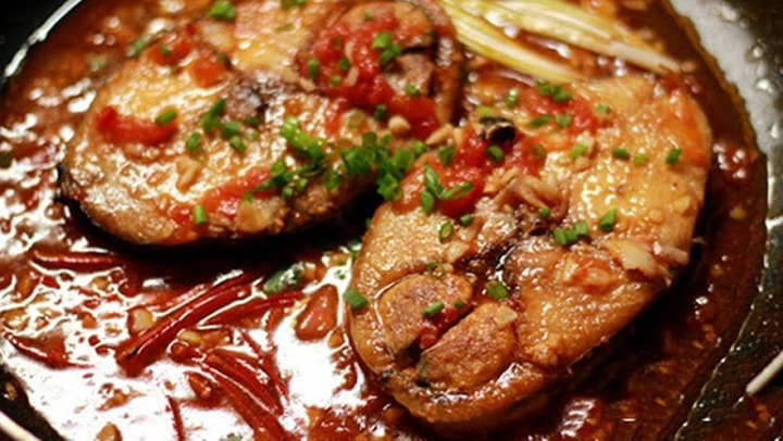 Cách làm cá kho cà chua thơm ngon đậm đà cho bữa cơm gia đình