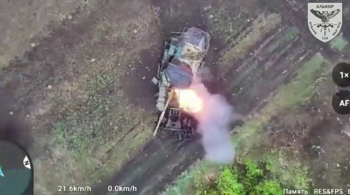 Cận cảnh UAV Ukraine bắn cháy siêu tăng T-90S của Nga