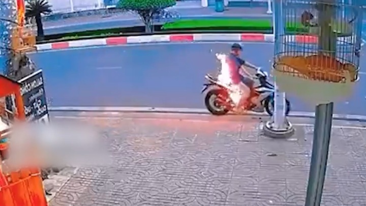 Xe đang đi ngột nhiên bốc cháy dữ dội, lái xe may mắn thoát nạn