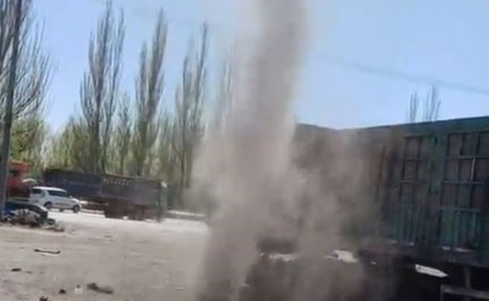 Clip: Lốc xoáy cao 30 mét bất ngờ xuất hiện giữa trời nắng chang chang