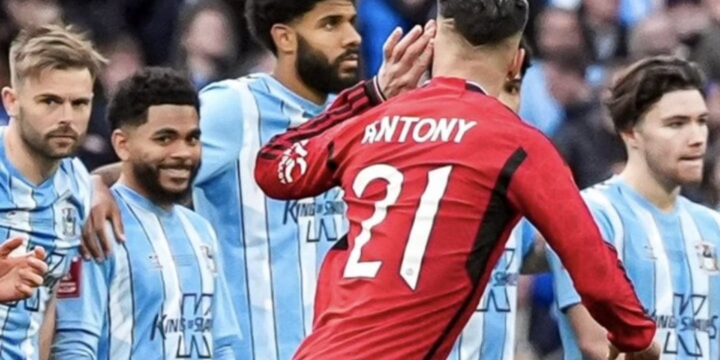 Có hành động chế nhạo, ngôi sao Man Utd bị 