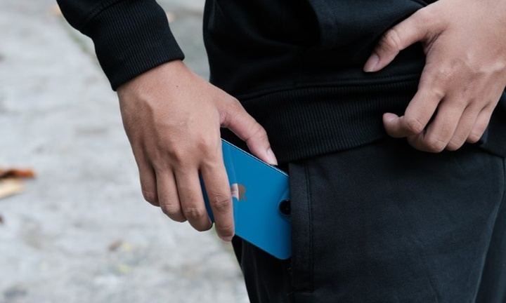 Nam giới để điện thoại trong túi quần có khiến nam giới bị yếu