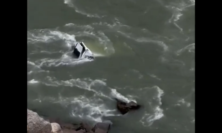 Khoảnh khắc ô tô bất ngờ