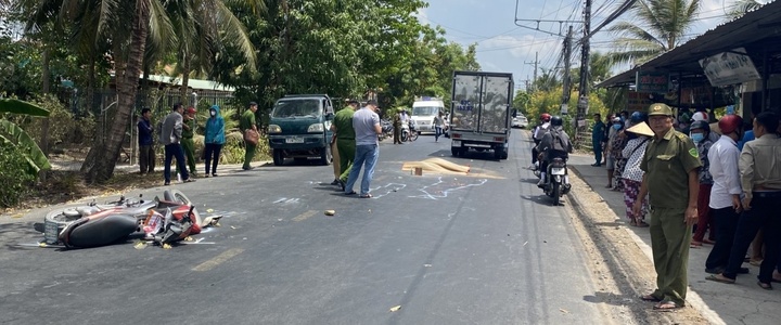 Tài xế xe tải mở cửa bất ngờ khiến nam thanh niên đi xe máy tử vong