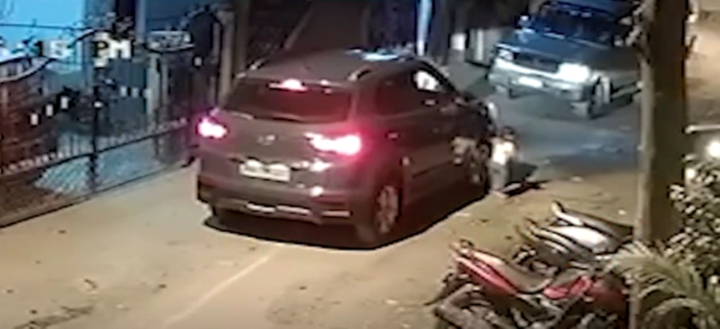 Người cha vô tình lái ô tô cán trúng con gái 2 tuổi