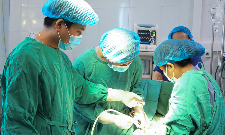 Nữ sinh 14 tuổi bất ngờ có bụng to như mang bầu 9 tháng
