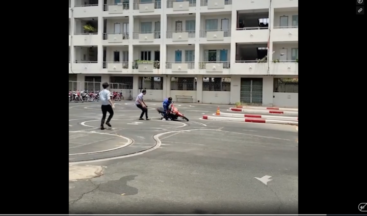 Cô gái thực hành chạy xe máy lượn vòng số 8 khiến giám khảo nhắc nhở