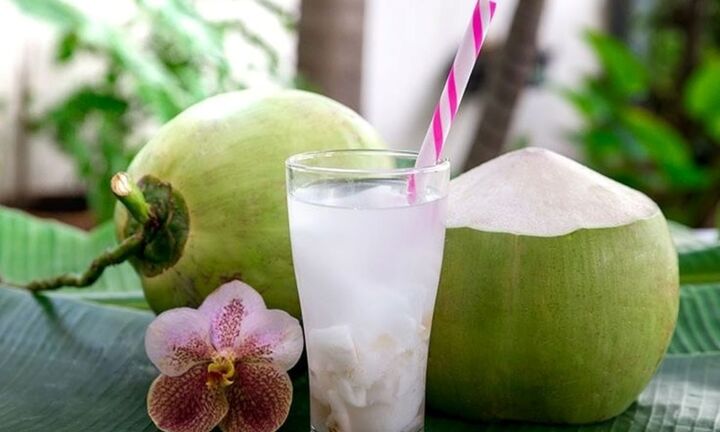 Uống nước dừa trong mùa nắng nóng có lợi ích gì