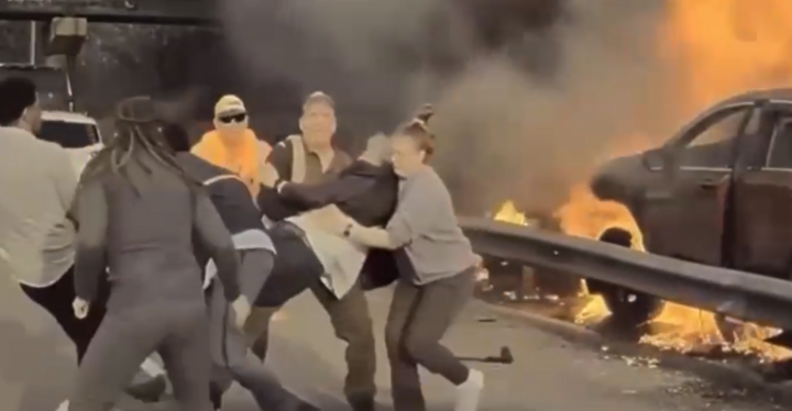 Giải cứu tài xế mắc kẹt trong ô tô đang bùng cháy dữ dội 