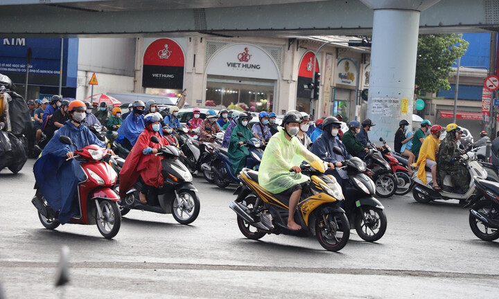 TP.HCM bất ngờ xuất hiện cơn mưa giải nhiệt vào sáng sớm