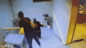 Video: Người phụ nữ đi giày cao gót bất ngờ ngã lăn xuống bậc thang