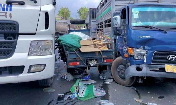 Xe ba gác kẹp giữa 2 xe tải, tài xế tử vong thương tâm 