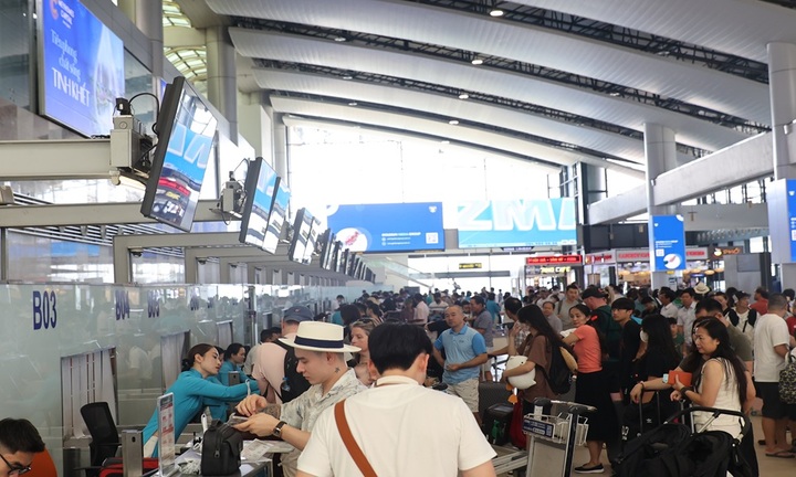 Sân bay Nội Bài đông kín người trong ngày đầu kỳ nghỉ lễ 30/4 - 1/5