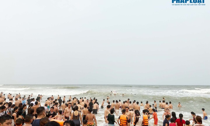 Ngày thứ 2 nghỉ lễ, biển Sầm Sơn