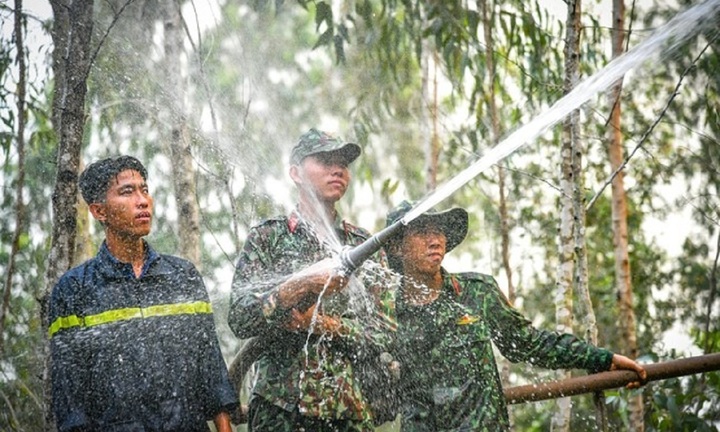 Hàng trăm người tham gia chữa cháy rừng tràm ở Kiên Giang