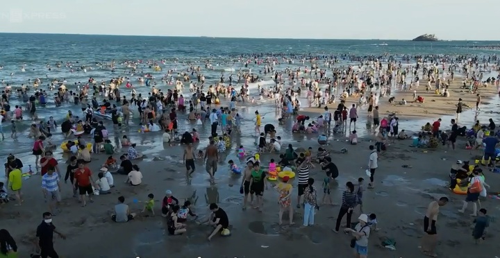 Biển Vũng Tàu đông nghịt khách du lịch dịp nghỉ lễ