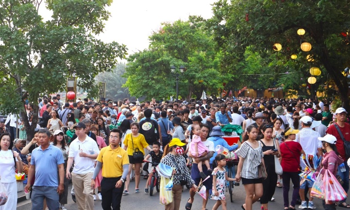 Hai xu hướng khác nhau để tận hưởng kỳ nghỉ lễ dài ngày