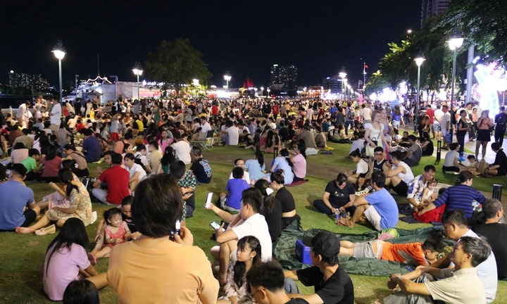 Người dân TP.HCM đổ ra về trung tâm bắn pháo hoa tối 30/4