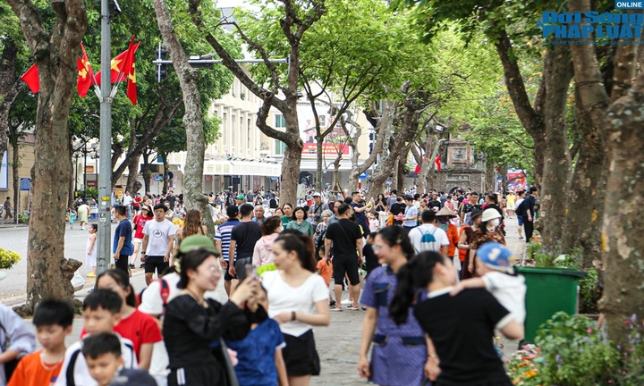 Người dân Hà Nội thích thú tận hưởng tiết trời mát mẻ trong ngày cuối nghỉ lễ