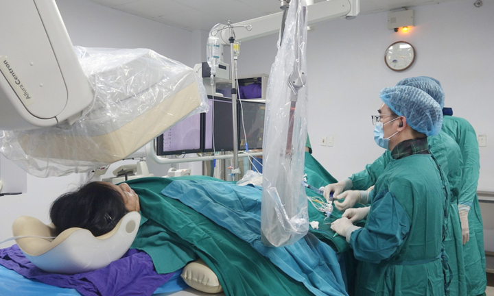 Đang đi du lịch Hạ Long, cụ bà 74 tuổi bất ngờ lên cơn nhồi máu cơ tim