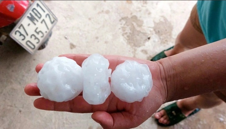 Mưa đá gây hư hại hàng trăm ngôi nhà ở miền núi Nghệ An