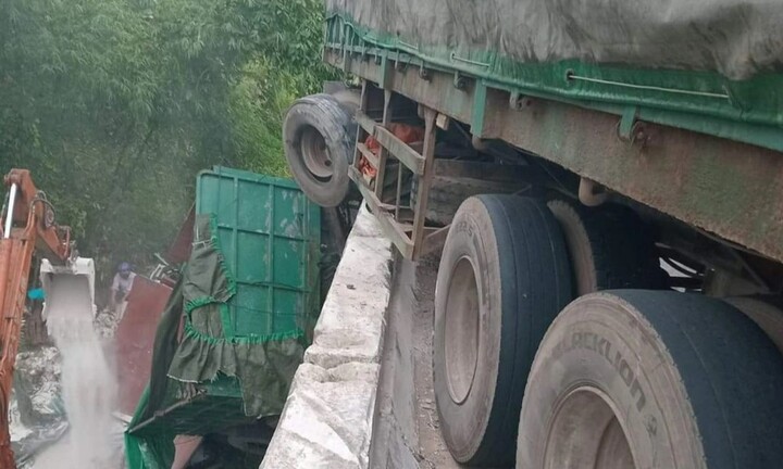 Tin tức tai nạn giao thông mới nhất ngày 3/5: Xe đầu kéo treo lơ lửng trên cầu