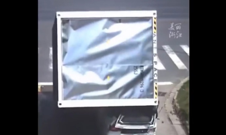 Video: Hoảng hồn cảnh thùng xe container đè trúng ô tô con dừng đèn đỏ