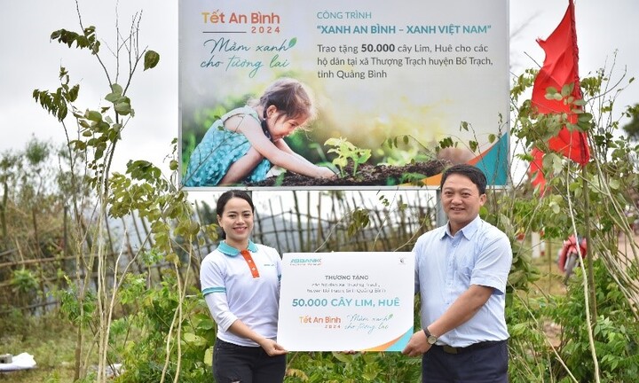 ABBANK thành công gây quỹ 50.000 cây gỗ lớn cho các gia đình khó khăn tỉnh Quảng Bình