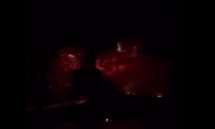 Khoảnh khắc núi lửa ở Indonesia phun trào dữ dội, tạo thành “ô sấm sét khủng”