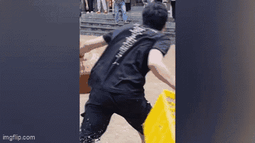 Video: Người dân dùng lồng bàn tre bắt cá trên đường phố