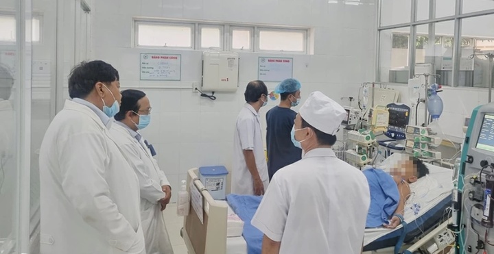 Vụ nghi ngộ độc bánh mì ở Đồng Nai: Bác sĩ hội chẩn cứu 2 bé đang thở máy 