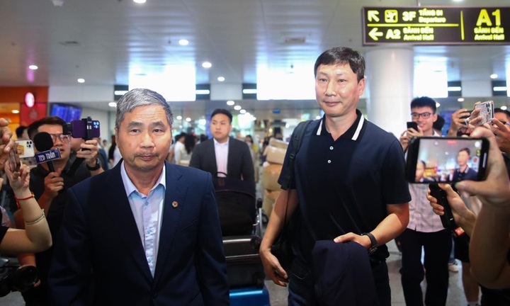 HLV Kim Sang-sik và dàn trợ lý bắt đầu đồng hành cùng bóng đá Việt Nam