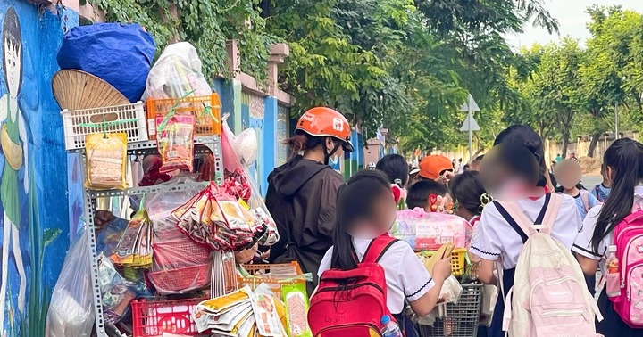 TP Thủ Đức sẽ cấm bán hàng rong trước trường học sau vụ hàng chục trẻ ngộ độc?