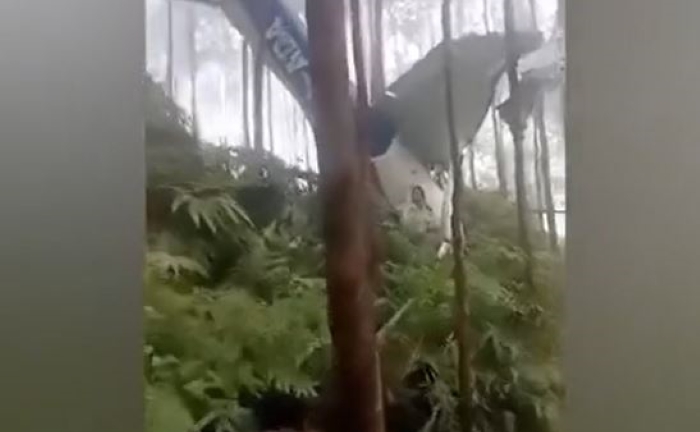 Máy bay huấn luyện lao xuống rừng rậm, 2 người sống sót khó tin