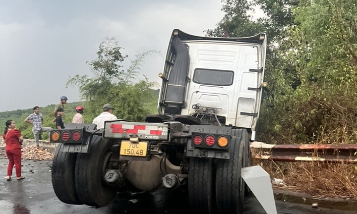 Tin tức tai nạn giao thông mới nhất ngày 7/5: Xe container lật ngang đường