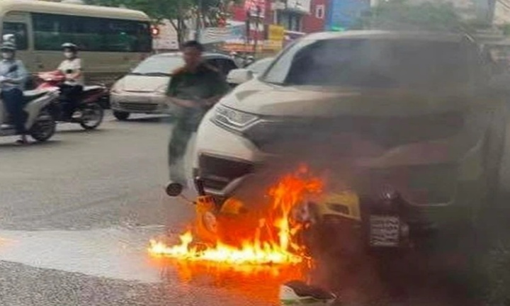 Xe máy bị ô tô kéo lê hơn 10m sau va chạm, bốc cháy dữ dội 