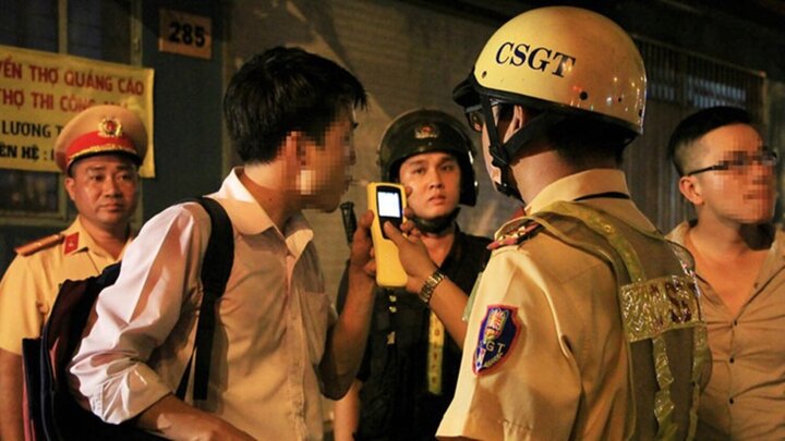 Đi xe máy điện còn bị thổi nồng độ cồn hay không?