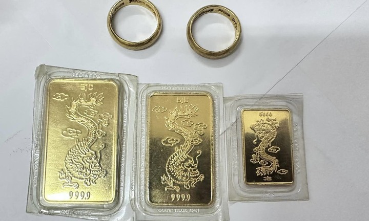 Nam thanh niên bỏ quên 3 miếng kim loại ghi 