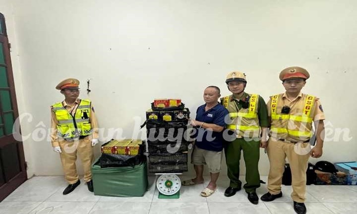 Phát hiện 2 đối tượng đang vận chuyển trái phép 123,8 kg pháo nổ