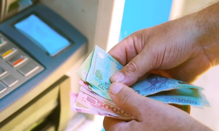 Rút tiền khác ngân hàng có được không?