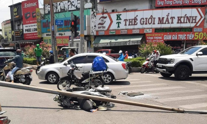Trụ đèn chiếu sáng trên cầu vượt rơi xuống đường, đè trúng cô gái đi xe máy