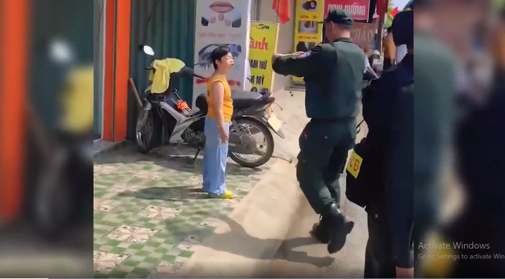 Bé gái đứng dưới nắng chào đoàn diễu binh, sĩ quan CSCĐ có hành động bất ngờ