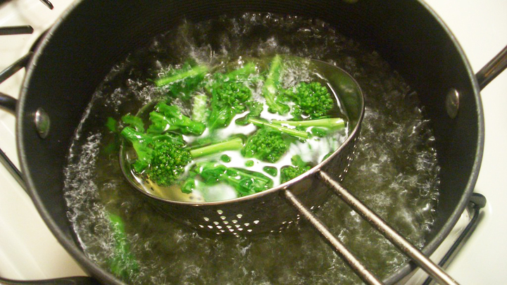 Bí quyết luộc rau giữ nguyên màu xanh tươi ngon