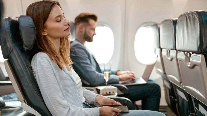 Mẹo nhỏ giúp bạn ngủ ngon trên máy bay