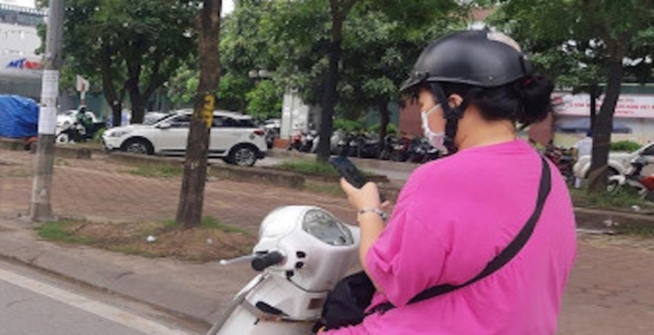 Lái xe máy bằng 1 tay có phạm luật không?