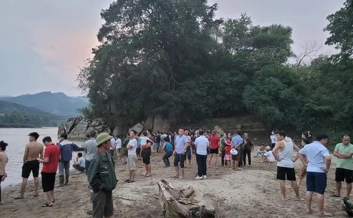 Rủ nhau ra ven sông Hồng chơi, 1 học sinh tử vong, 1 em mất tích