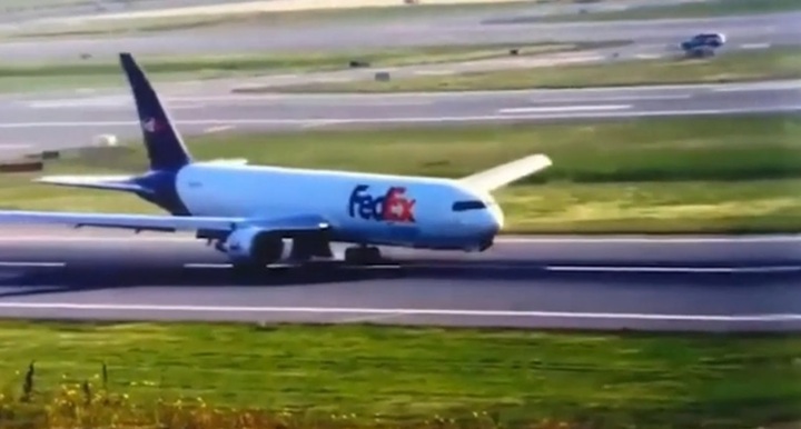 Máy bay trượt dọc đường băng, tóe lửa do sự cố kỹ thuật