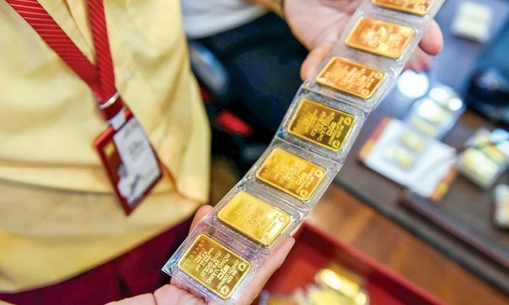 Giá vàng tăng lên 92 triệu đồng/lượng, người dân đổ xô mua bán vàng